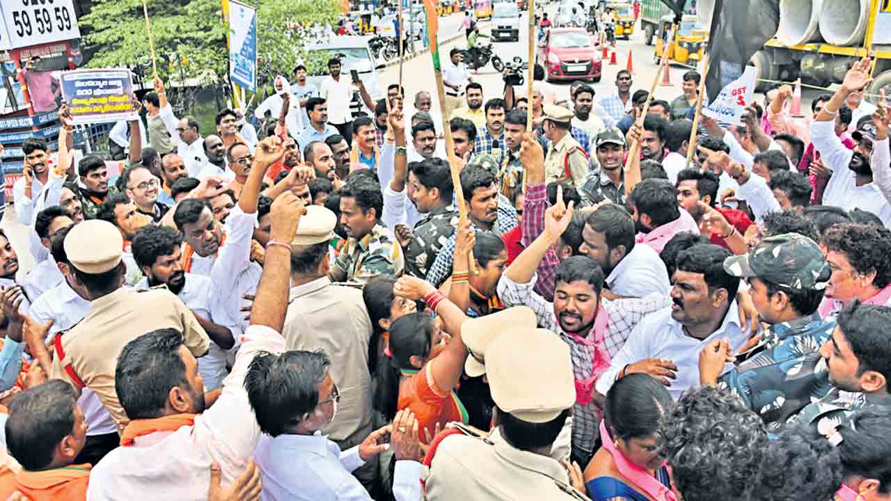 టీఆర్‌ఎస్‌ శ్రేణులపై బీజేపీ గూండాల దాడి