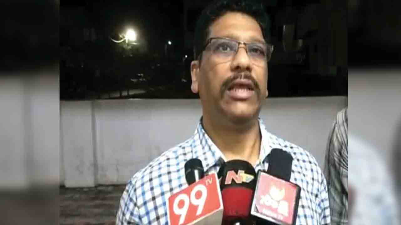 ఇసుక ట్రాక్టర్‌ను వదిలేందుకు రూ.30 వేలు డిమాండ్‌