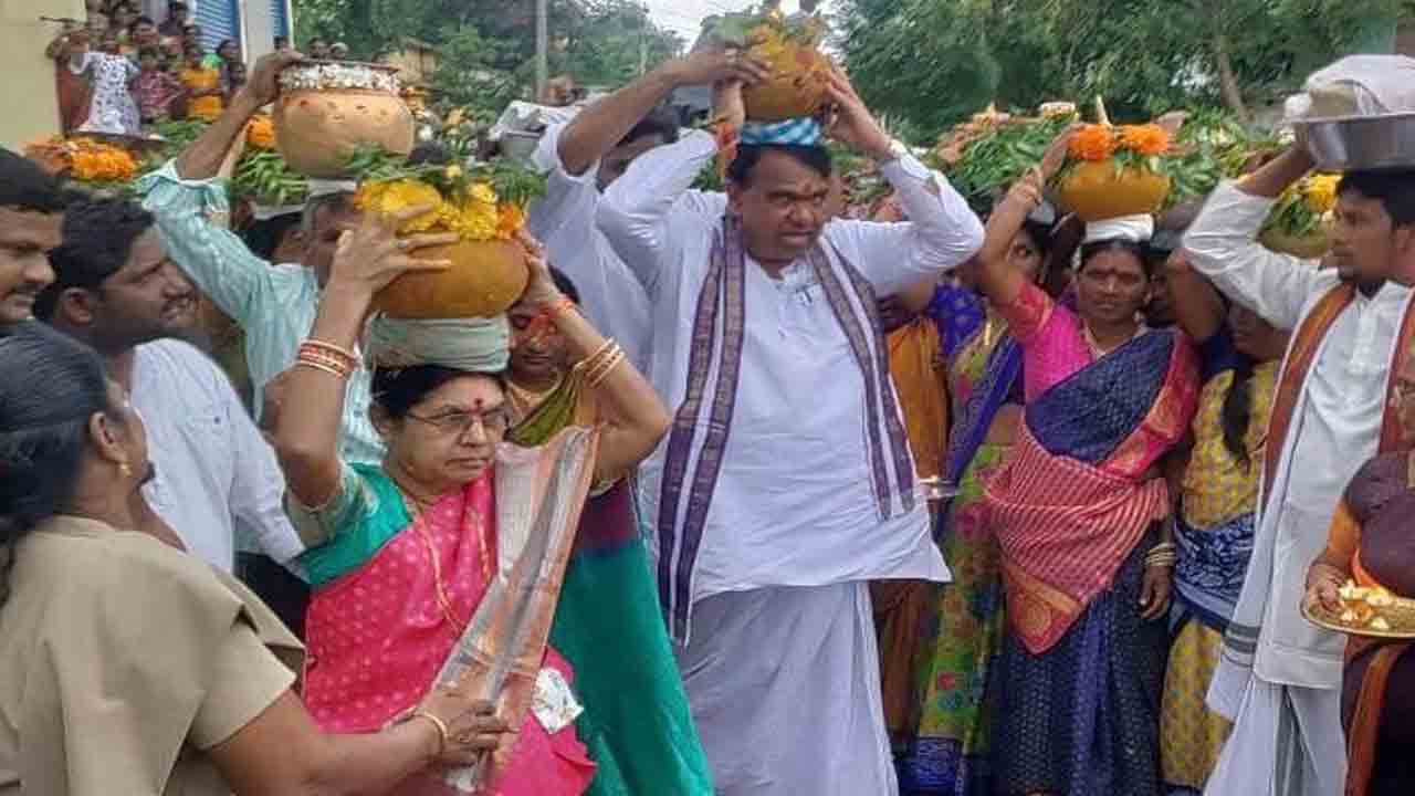 బోనమెత్తిన స్పీకర్‌