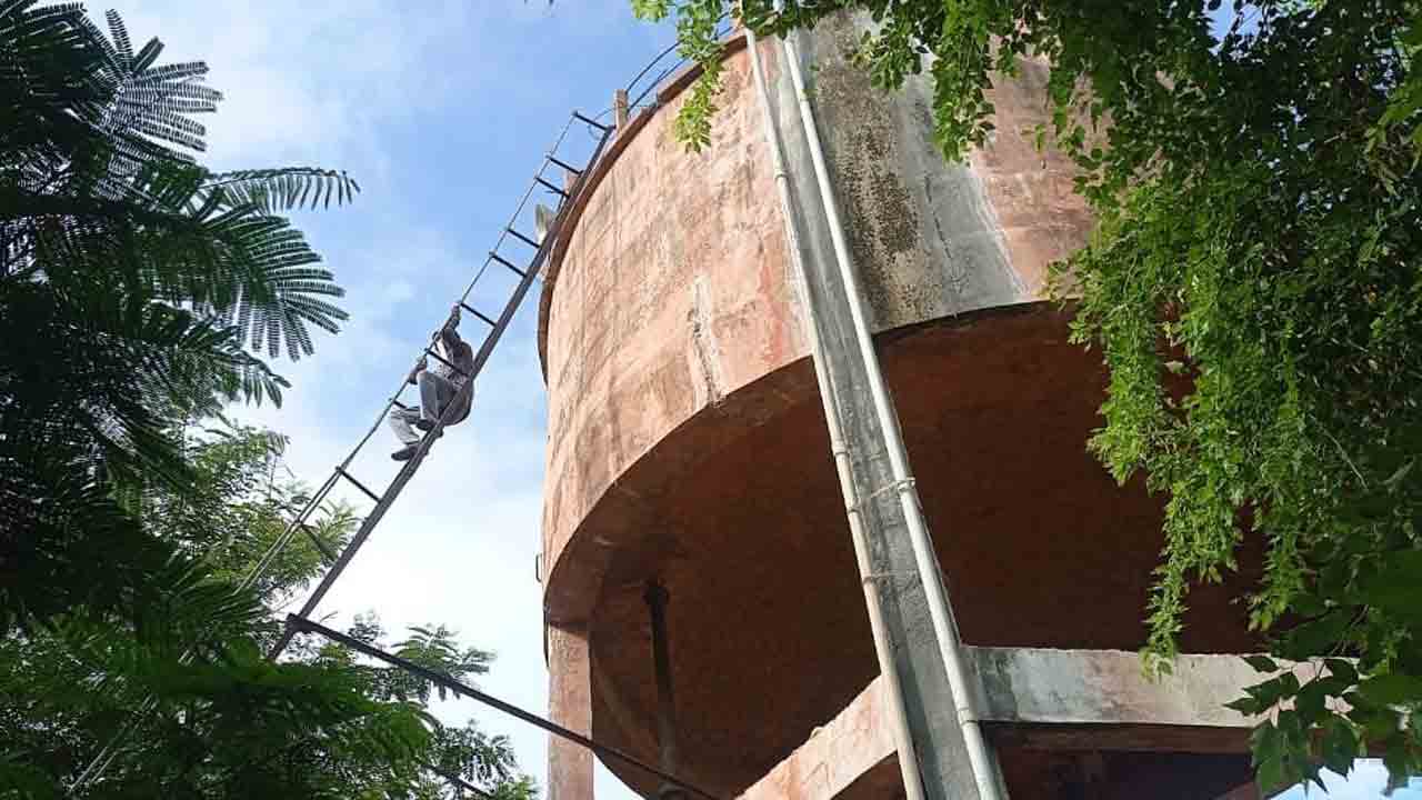 వాటర్‌ట్యాంకు పైకెక్కి.. స్కూల్‌ కరస్పాండెంట్‌ నిరసన