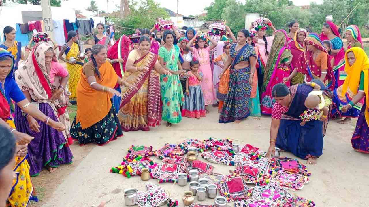 ఘనంగా శీతల్‌ పండుగ