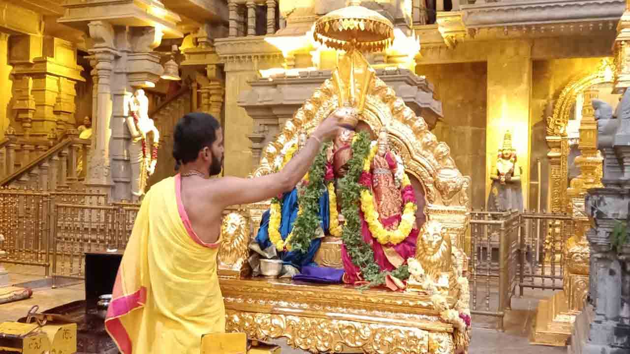 వైభవంగా సువర్ణ పుష్పార్చన