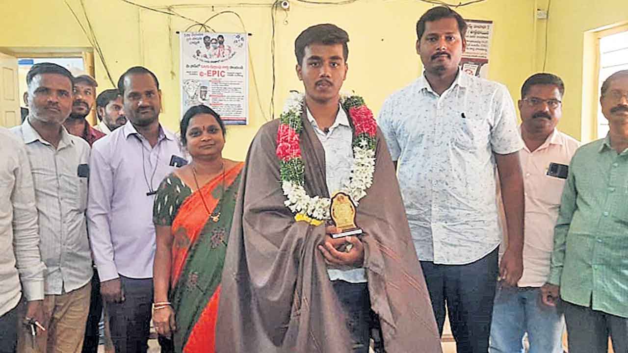 విద్యార్థులు లక్ష్యసాధనకోసం కృషి చేయాలి
