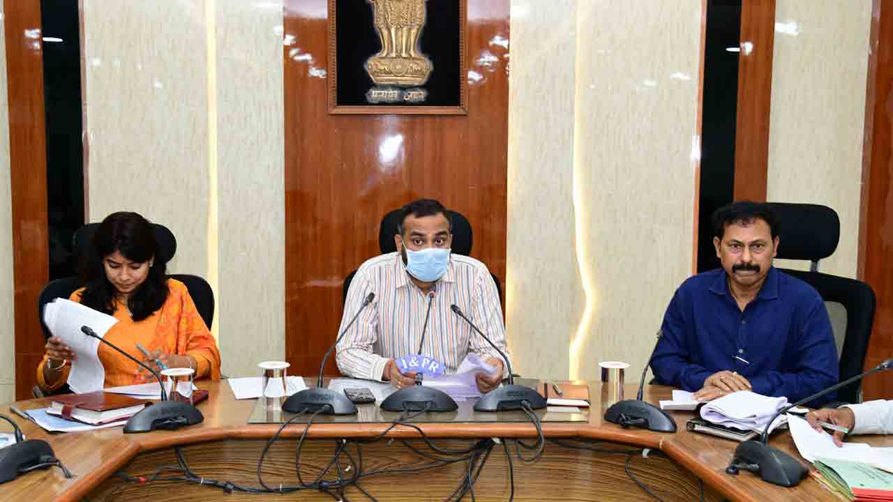 దళిత బంధు యూనిట్ల గ్రౌండింగ్‌లో వేగం పెంచాలి