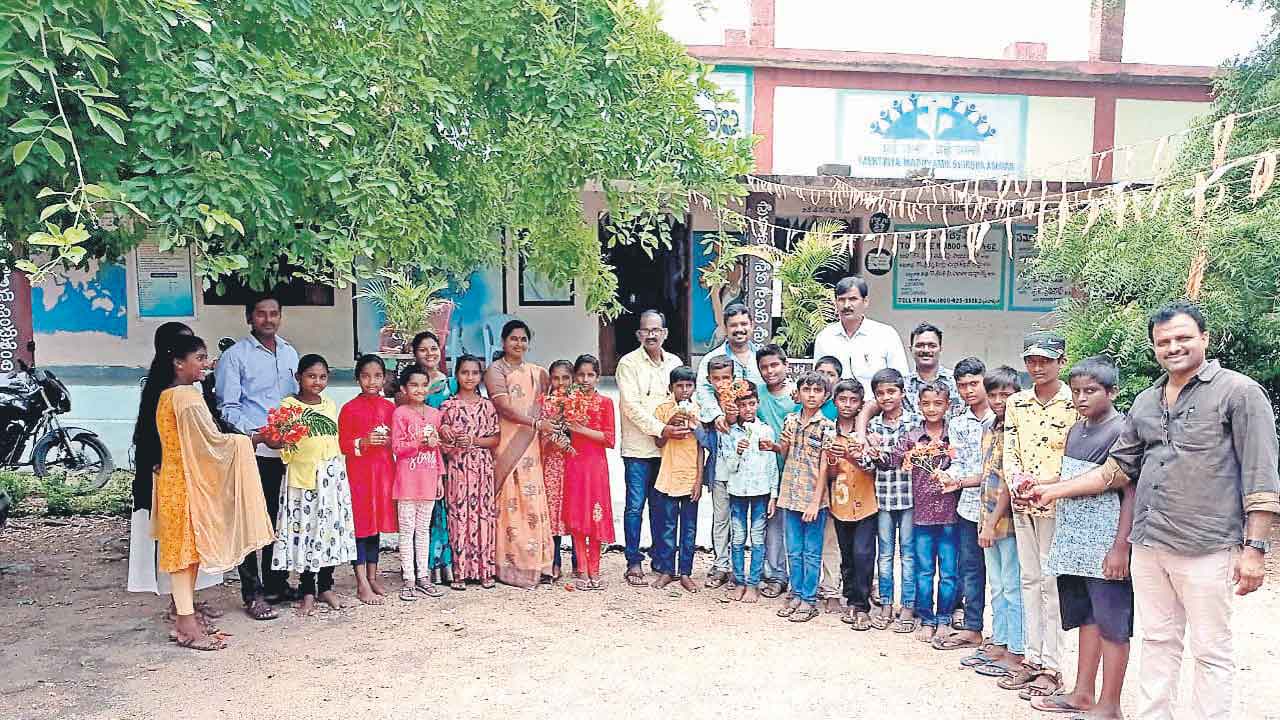 సర్కారు బడికి క్యూ..