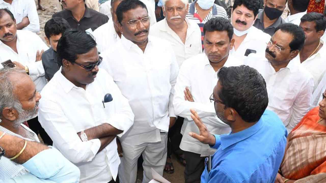 గ్రామాలను చుట్టుముట్టిన గోదారి