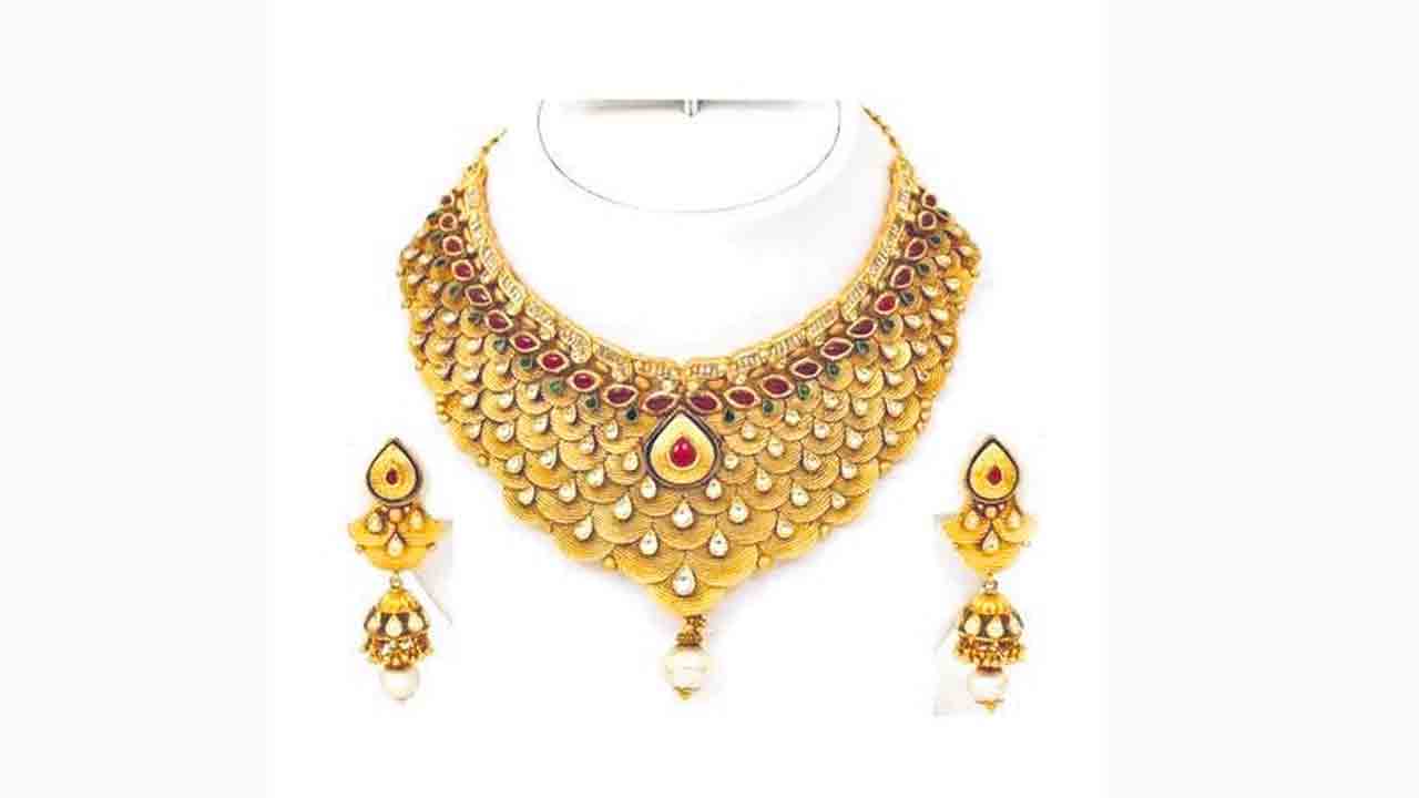 దిగొస్తున్న పసిడి