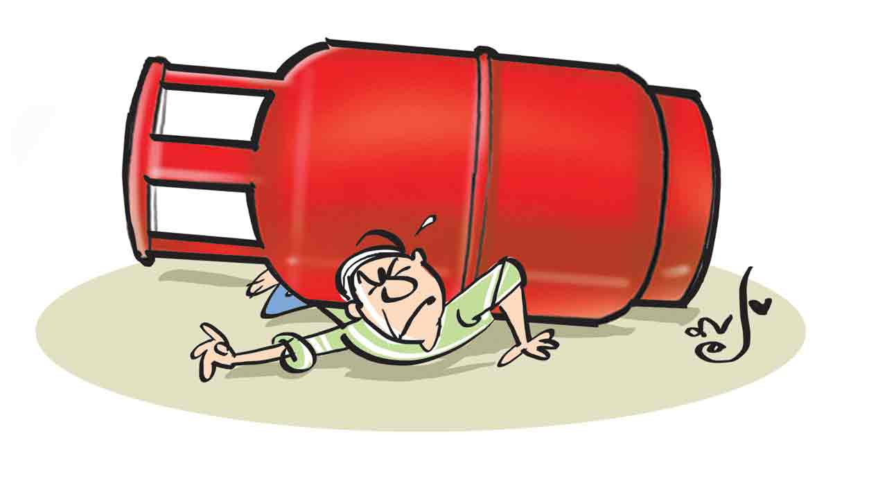 వంటగ్యాస్‌పై కేంద్రం దొంగ దెబ్బ