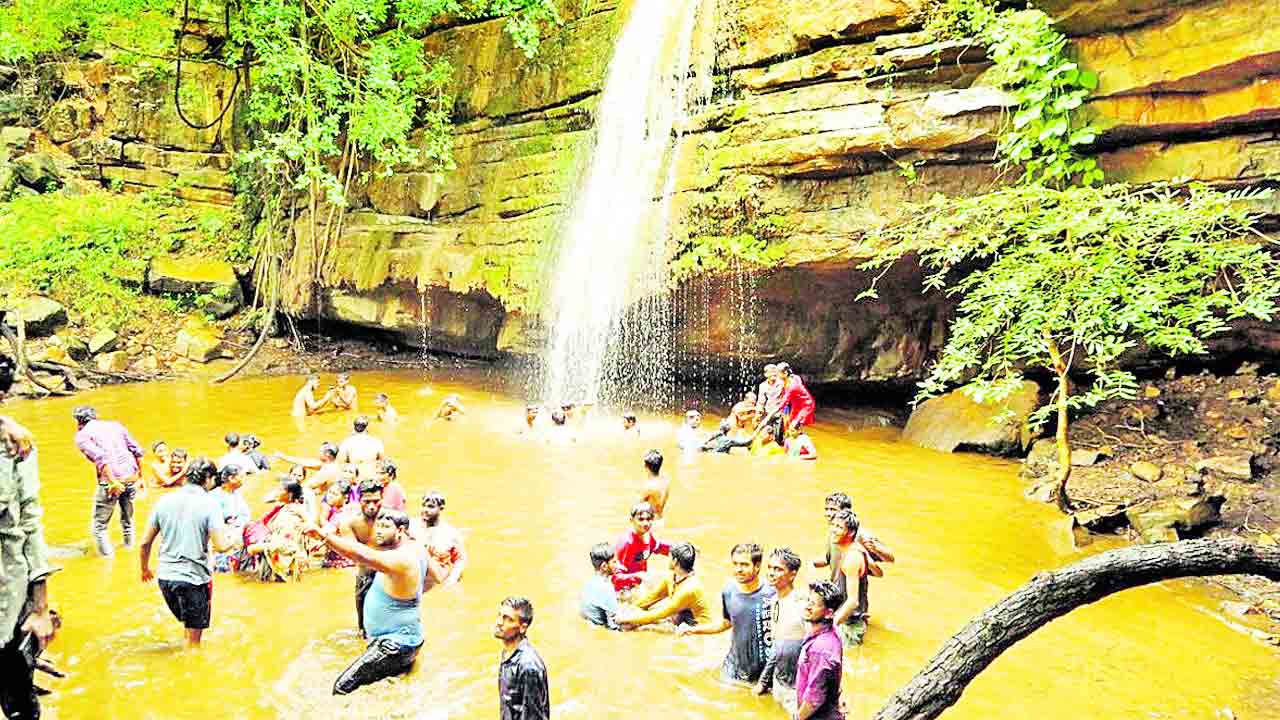 జాలువారుతున్న భీముని పాదం