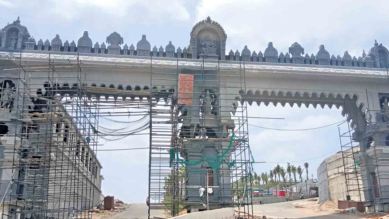 యాదగిరిగుట్టపై మహాద్భుత స్వాగత తోరణం