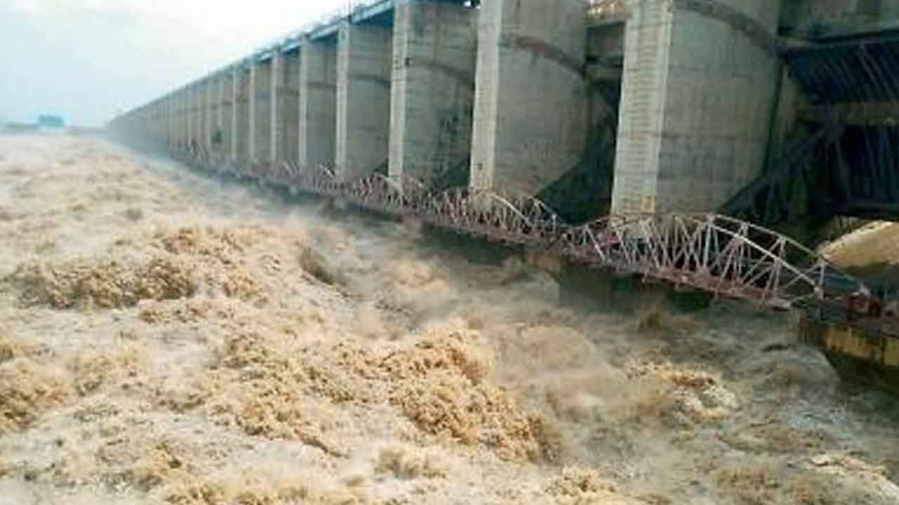 పూర్తిస్థాయి నీటి మట్టానికి చేరువలో శ్రీశైలం జలాశయం