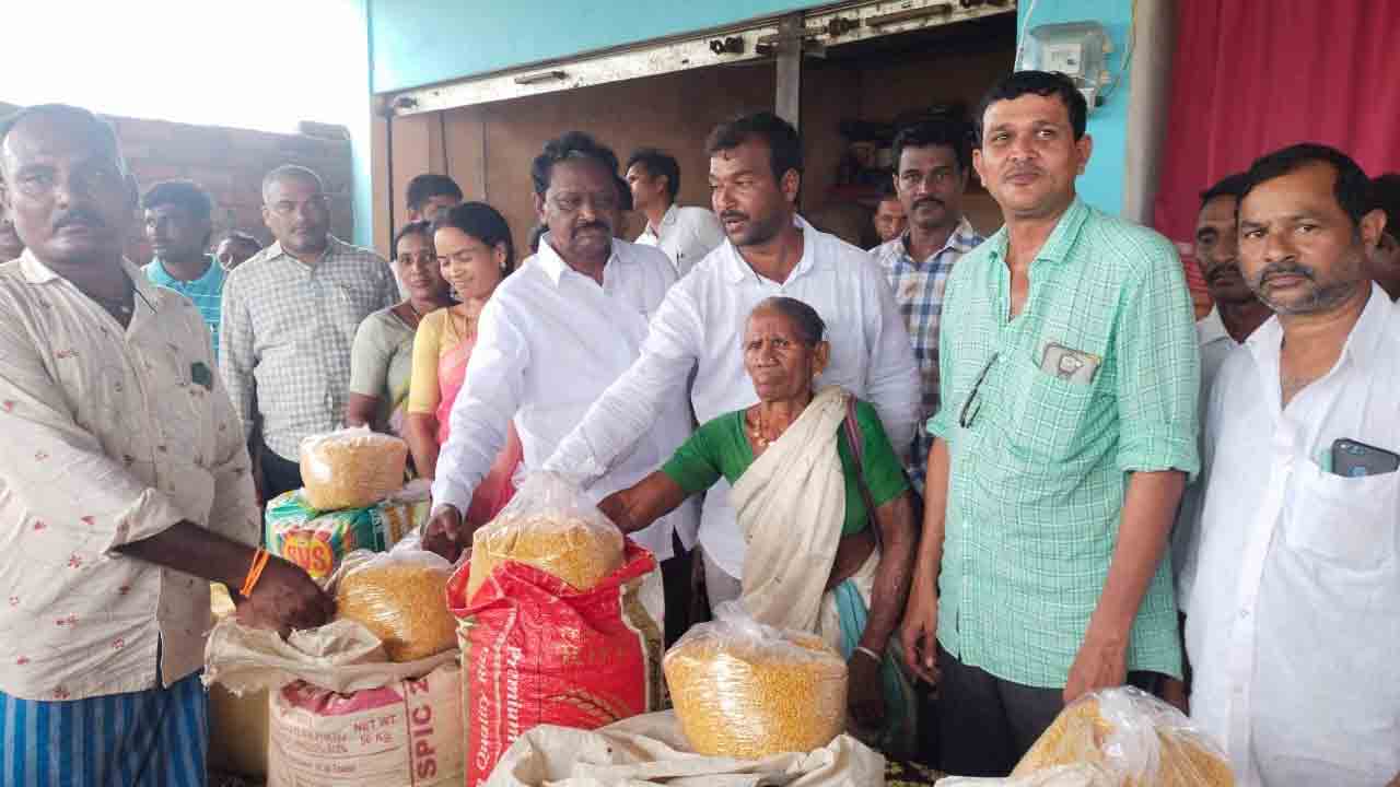 వరద బాధితులకు నిత్యావసరాల పంపిణీ