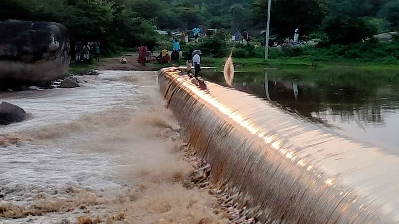 పొంగిపొర్లిన భీమేశ్వరవాగు