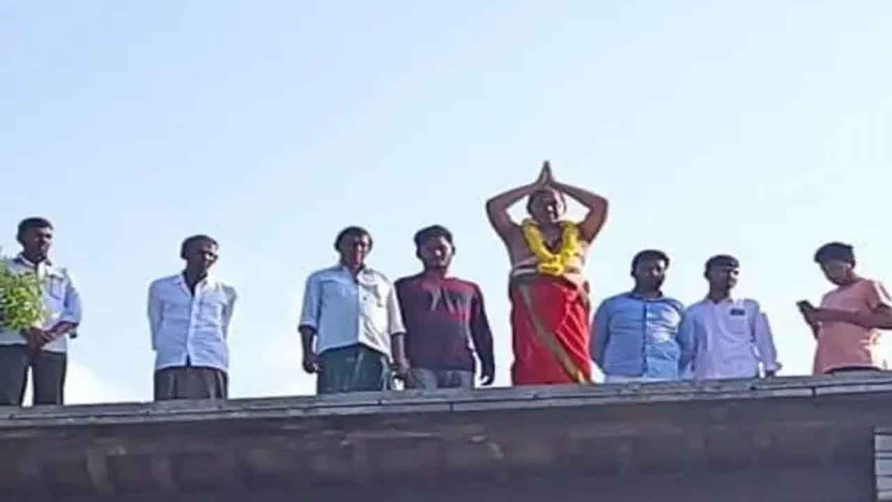 బకాయిల కోసం అర్చకుడు వింత నిరసన