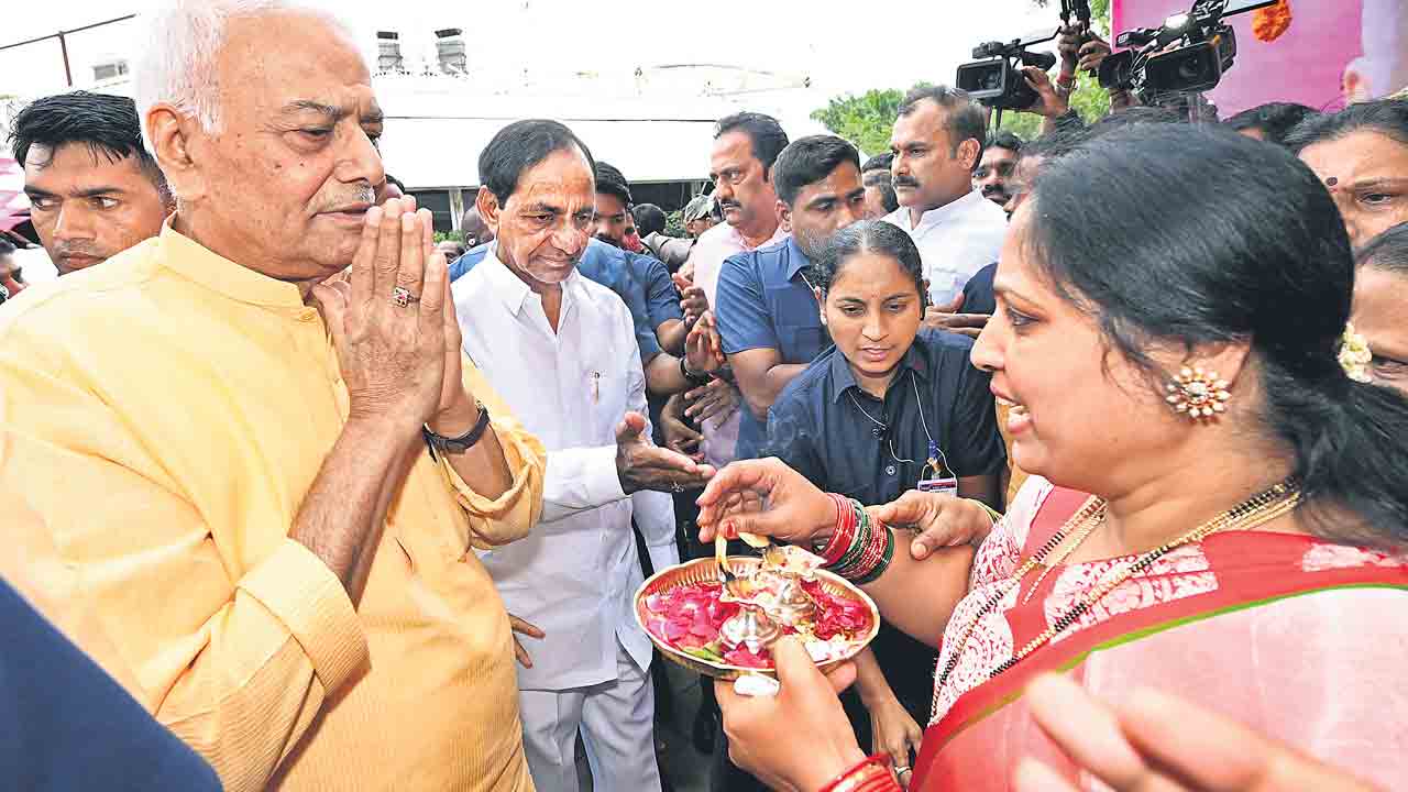 యశ్వంత్‌సిన్హాకు ఘనస్వాగతం