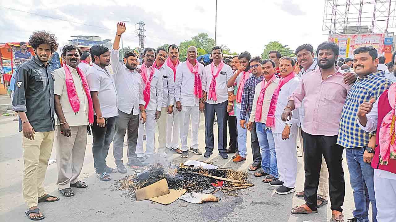 మోదీ వెంటనే గద్దె దిగాలి