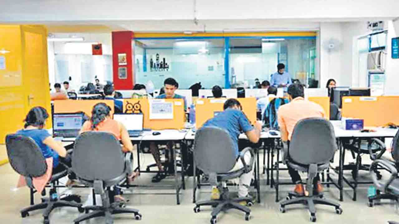 వైట్‌కాలర్‌ కొలువుల్లో హైదరాబాద్‌ టాప్‌