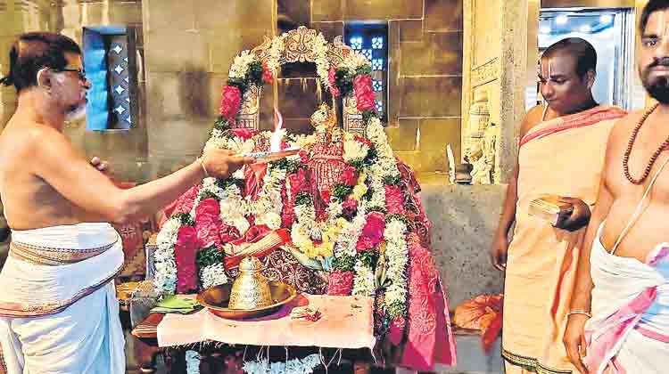 గుట్టలో ఆండాళ్‌ అమ్మవారికి ఊంజల్‌ సేవ