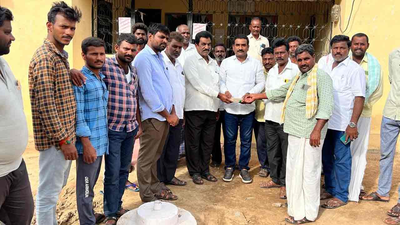 రోడ్డు మరమ్మతుకు ‘రైతుబంధు’ విరాళం