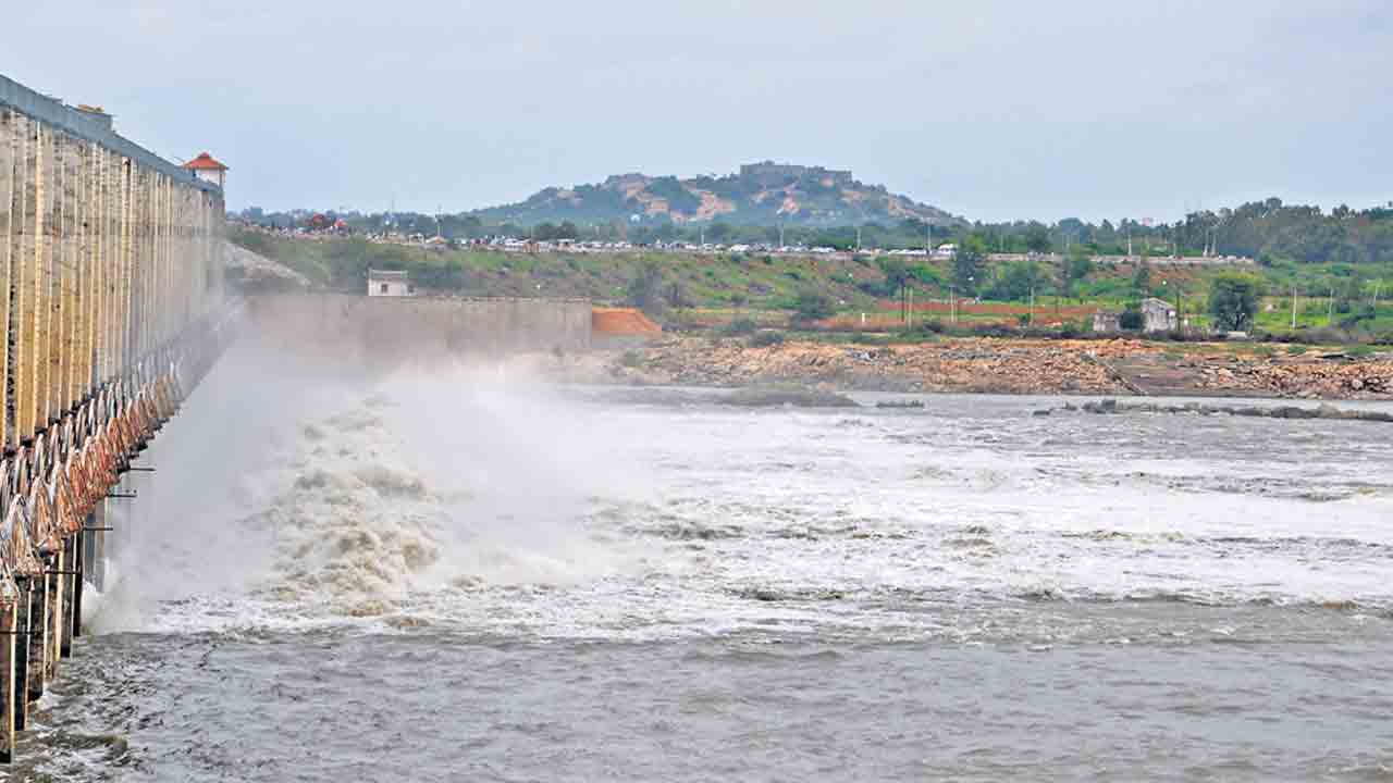 జూరాల నుంచి దిగువకు ప్రవహిస్తున్న వరద
