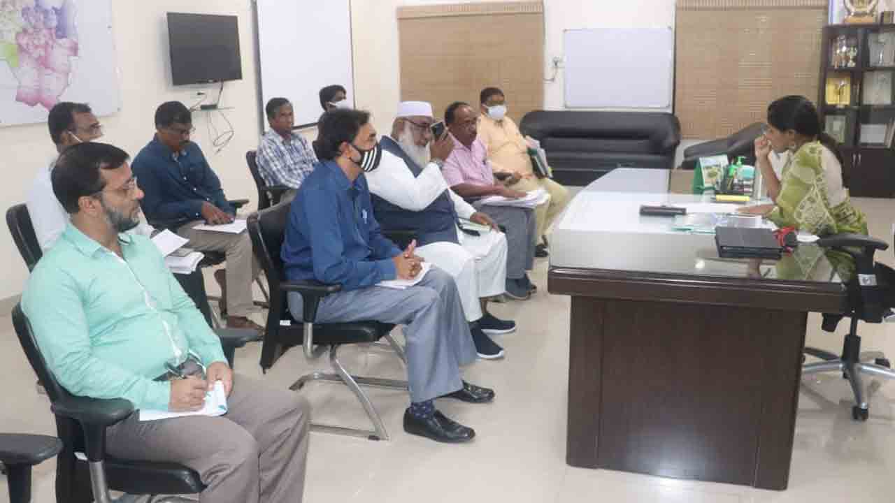 ప్రతి ఇంటి నుంచి చెత్త సేకరించాలి