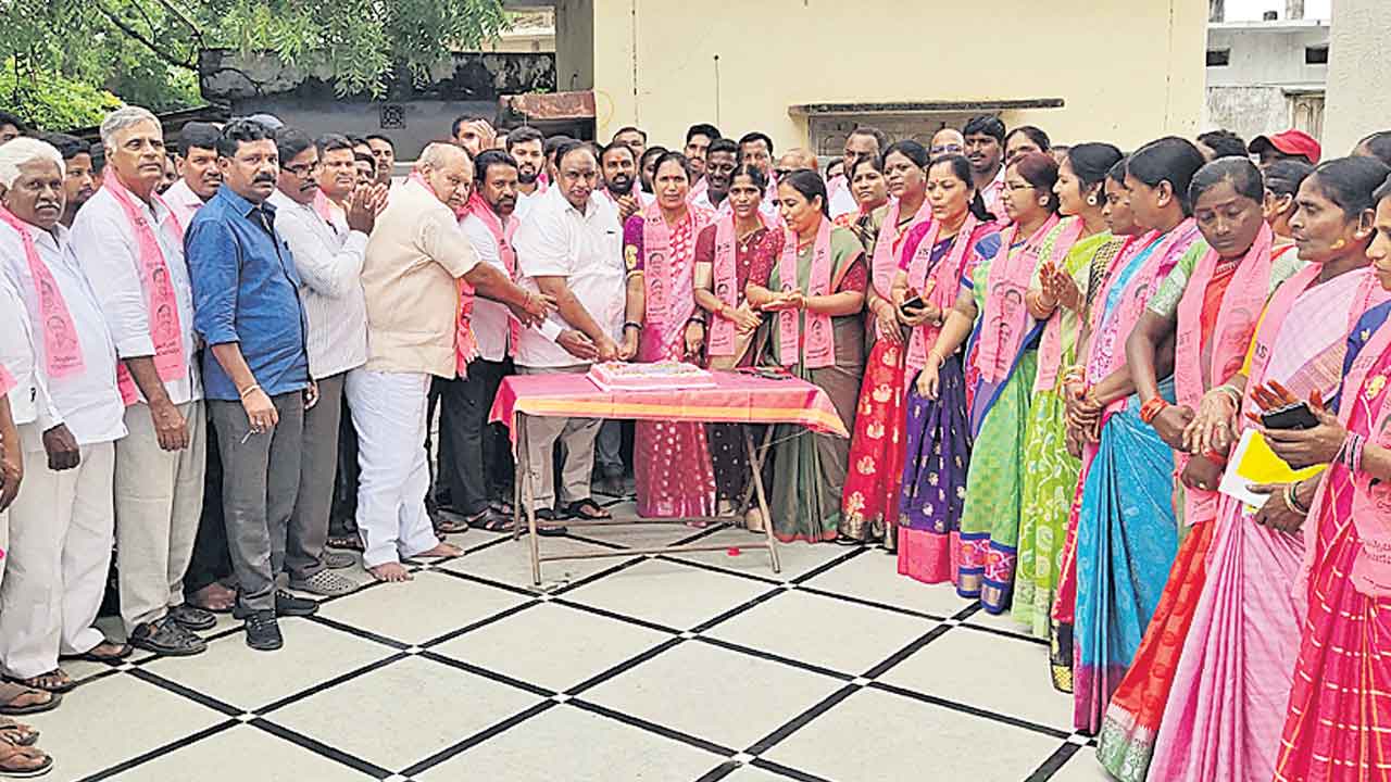 మంత్రి కేటీఆర్‌ నిరాడంబరుడు