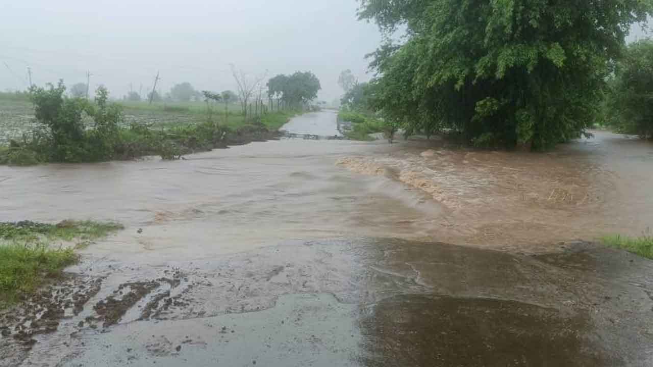 భారీ వర్షం.. ఉప్పొంగిన వాగులు