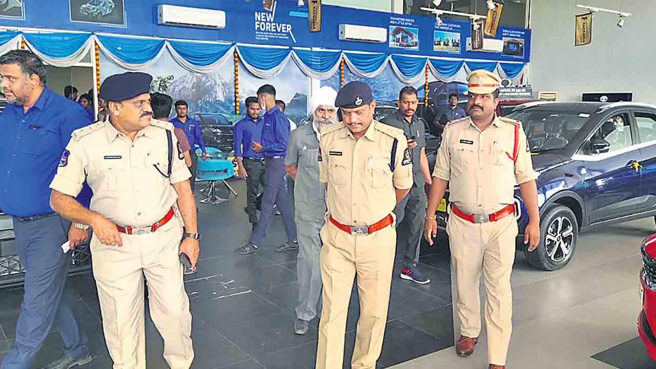 టాటా షోరూమ్‌లో రూ.10 లక్షలు చోరీ