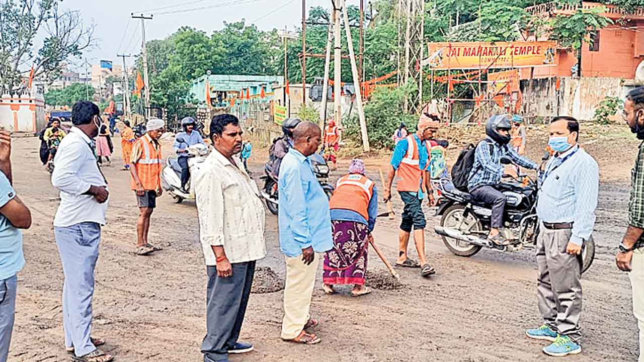 వందఫీట్ల బైపాస్‌ రోడ్డులో పరిశుభ్రత పనులు