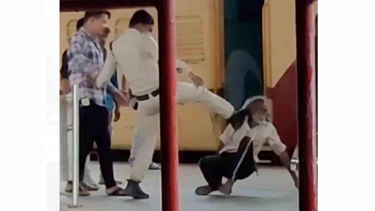 ఓ వృద్ధుడిపై పోలీసు కానిస్టేబుల్‌ విచక్షణారహితంగా దాడిచేశాడు