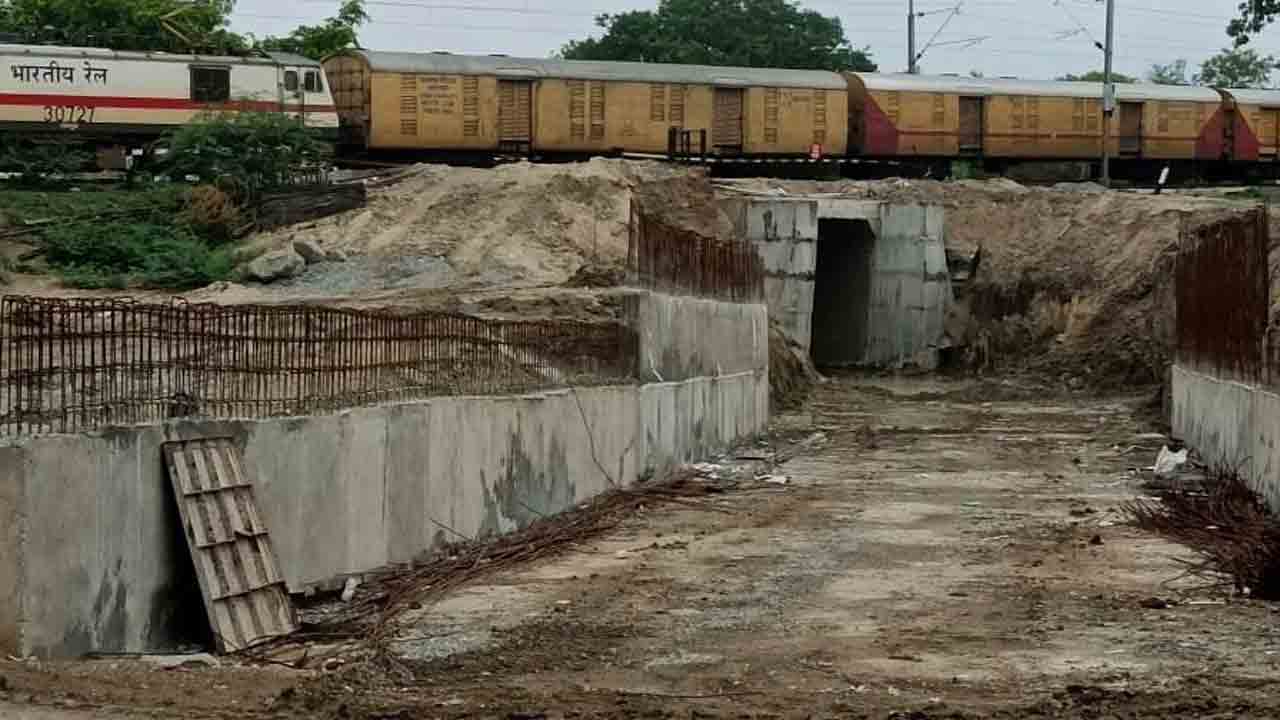 రైల్వే అండర్‌బ్రిడ్జి నిర్మాణంలో జాప్యం