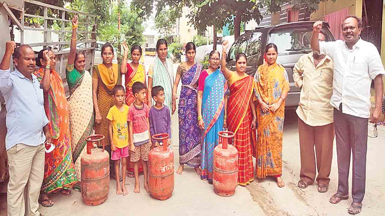 గ్యాస్‌ మంట..నిరసన సెగ