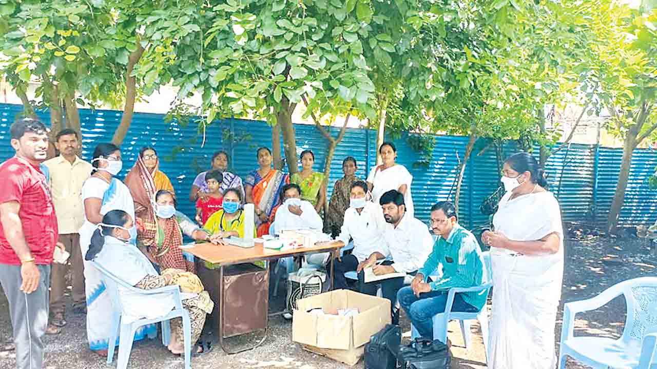 సీఎం కేసీఆర్‌ ఆదేశాల మేరకు వైద్య శిబిరాలు