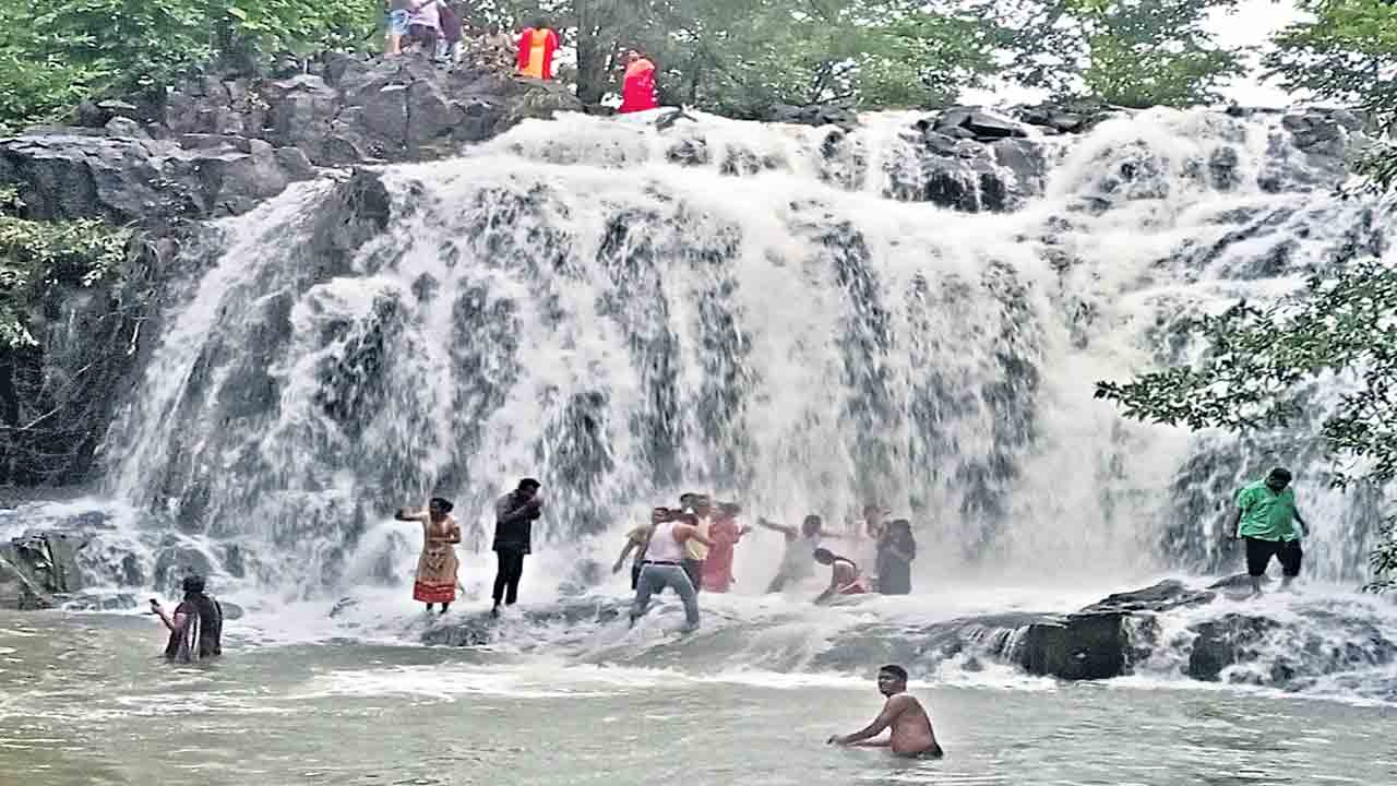 వావ్‌.. వాస్తాపూర్‌ జలపాతం