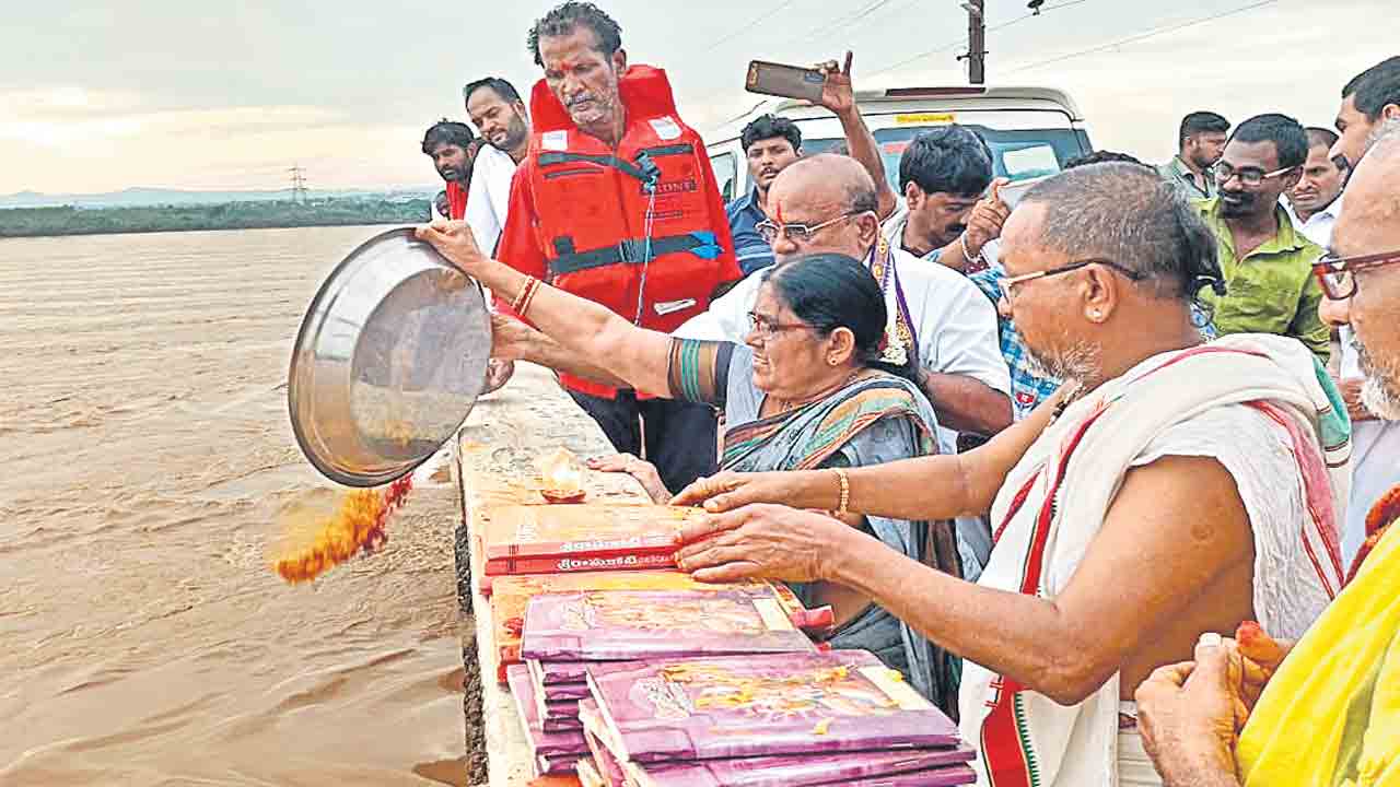 వైభవంగా శ్రీరామకోటి పుస్తకాల నిమజ్జనం