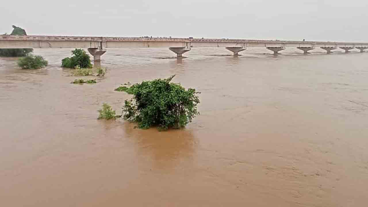 గోదావరి దోబూచులు..