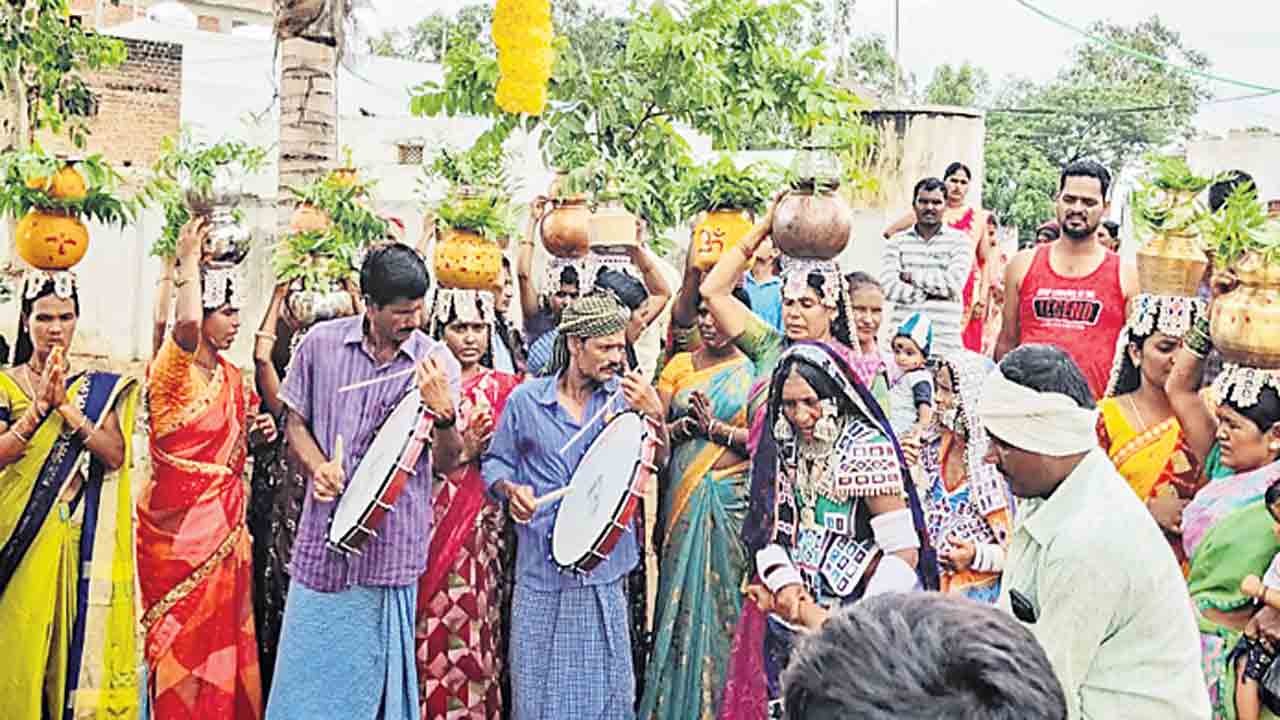 బోనమెత్తిన పల్లెలు