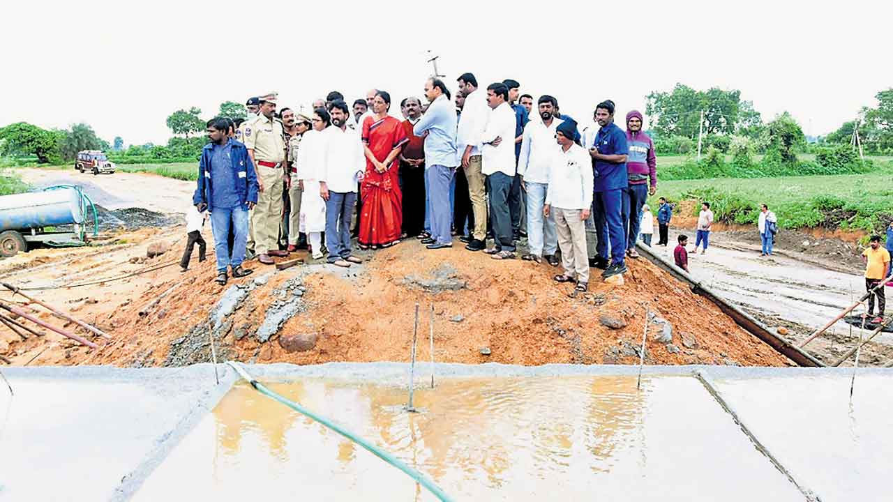 అప్రమత్తంగా ఉండండి