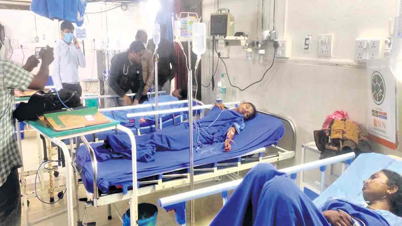 ట్రిపుల్‌ ఐటీలో విద్యార్థులకు అస్వస్థత