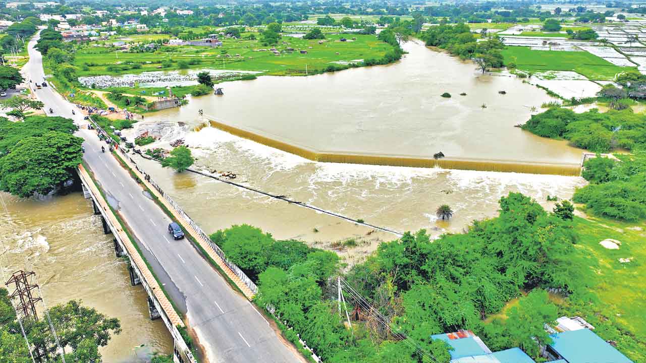 ఉరకలెత్తిన వరద