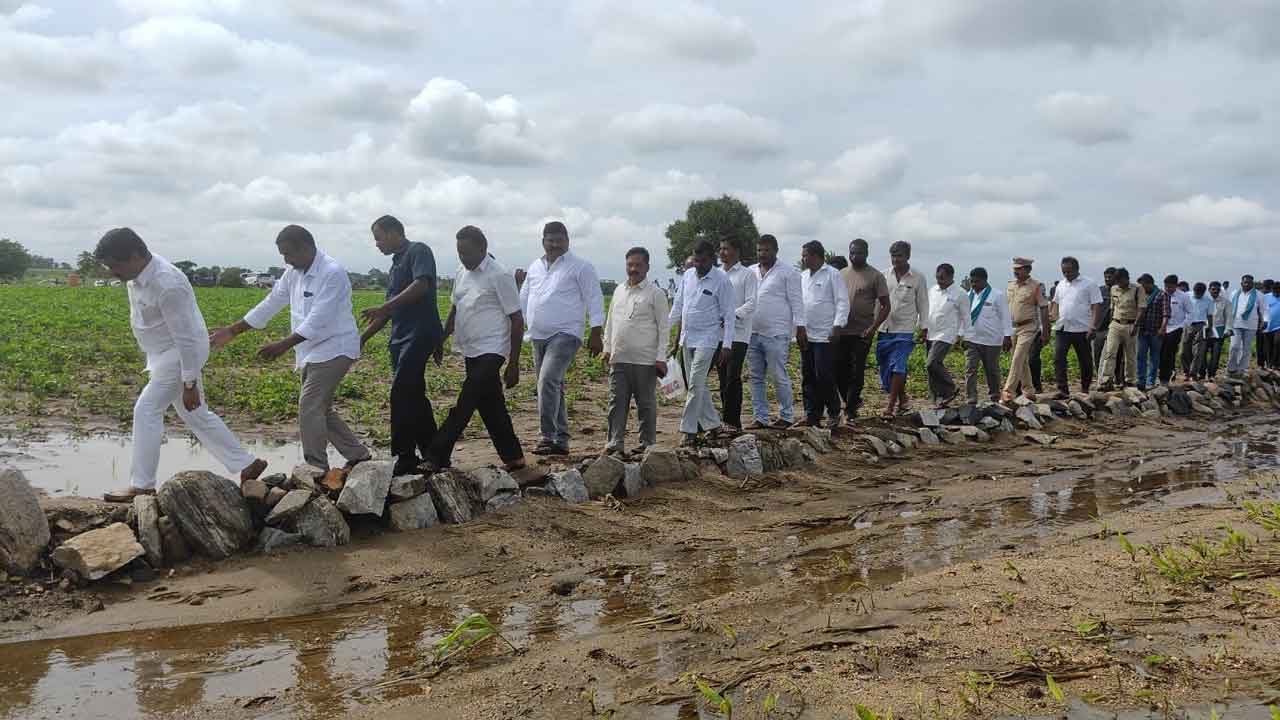 బాధిత రైతులకు అండగా ఉంటాం