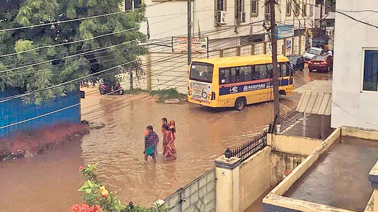 దంచికొట్టిన వాన