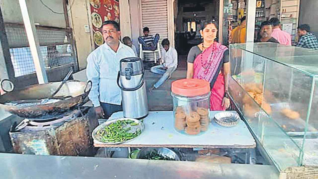 టీ కొట్టు నుంచి.. బర్మింగ్‌హామ్‌ రజతం వరకు..