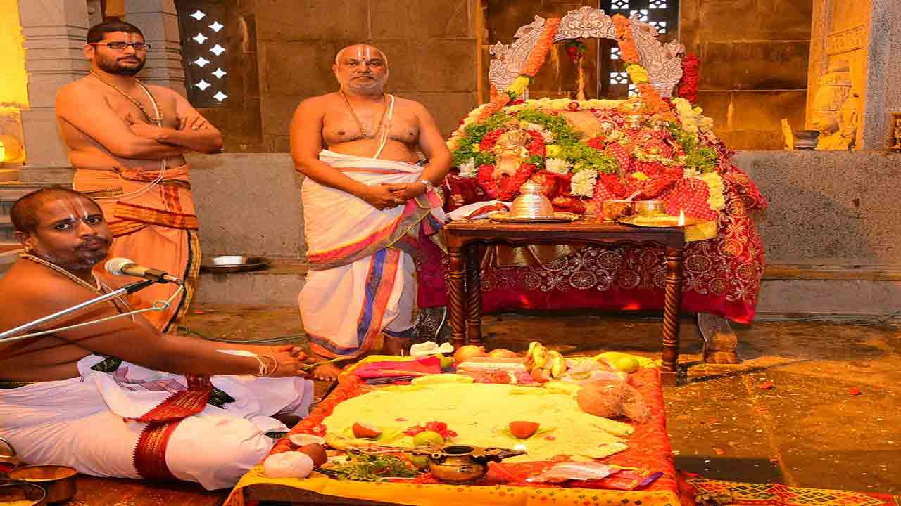 యాదాద్రిలో శాస్ర్తోక్తంగా నిత్యోత్సవాలు