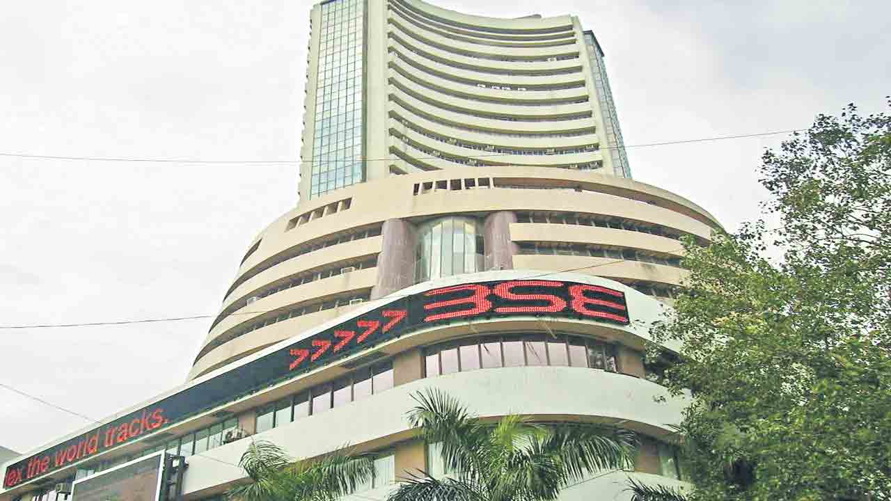 కదంతొక్కిన సూచీలు