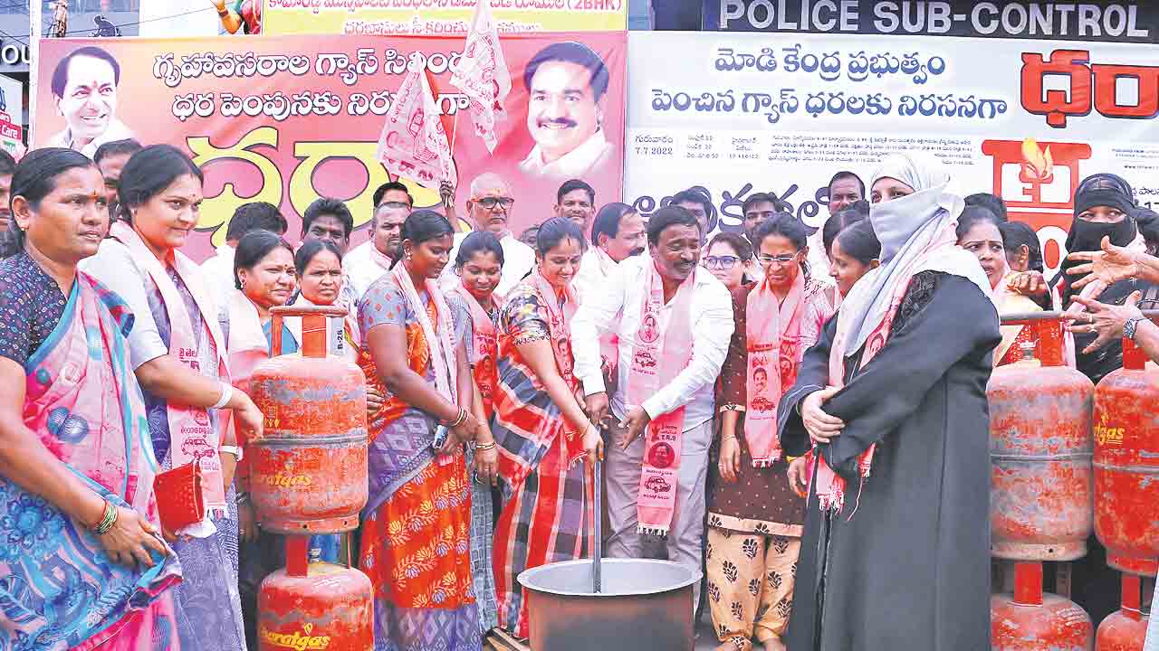 గ్యాస్‌ ధర పెంపుపై నిరసనల హోరు