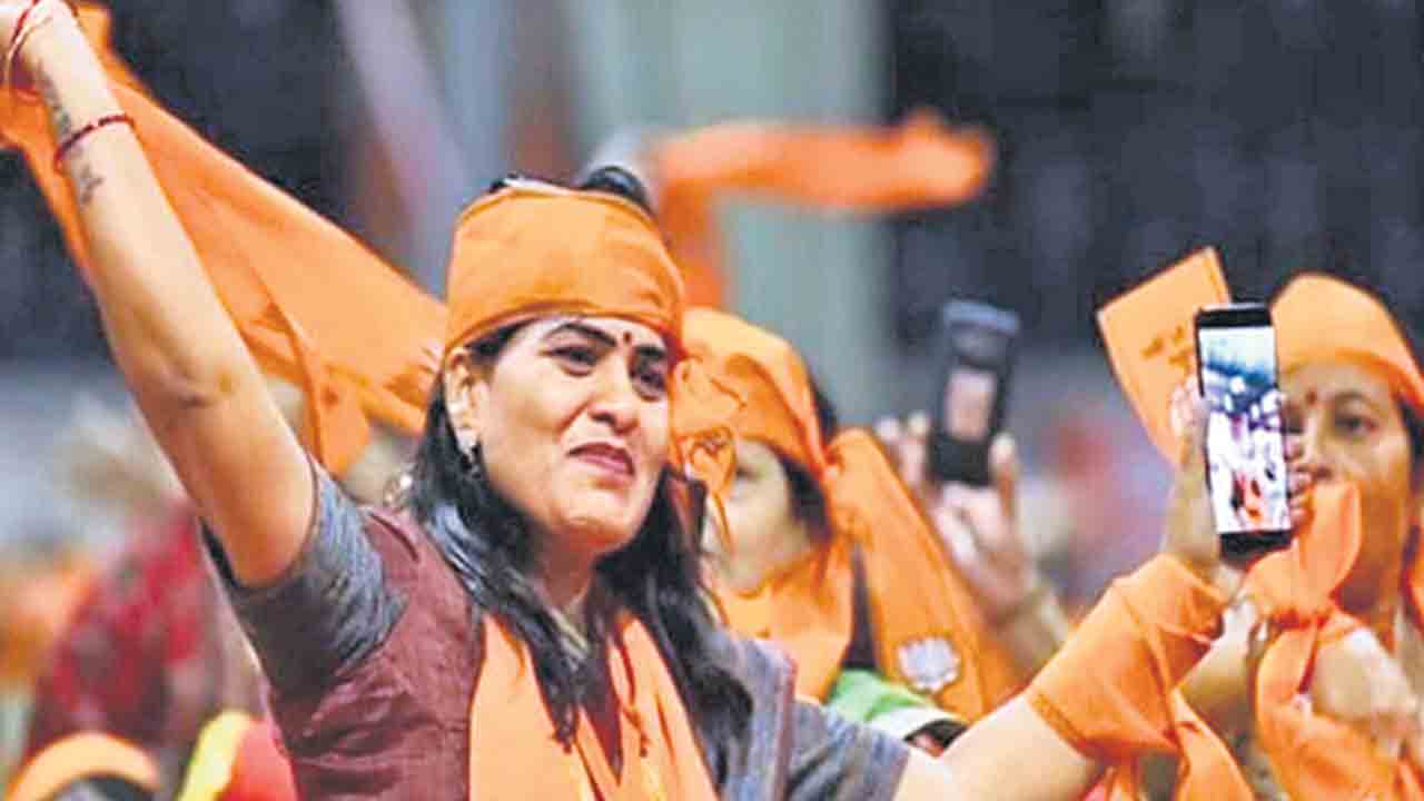 రూ.25 లక్షలు ఇవ్వు.. పరీక్ష మేమే రాస్తాం