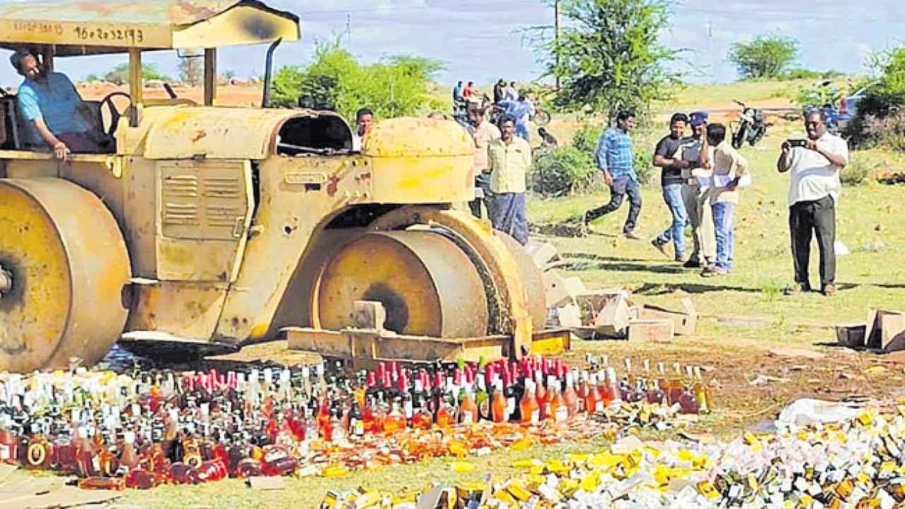 కర్నూలులో రూ. 40 లక్షల విలువ గల అక్రమ మద్యం ధ్వంసం