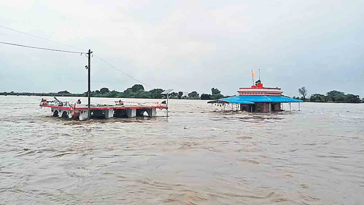 రంగారెడ్డి జిల్లాలో భారీ వర్షం