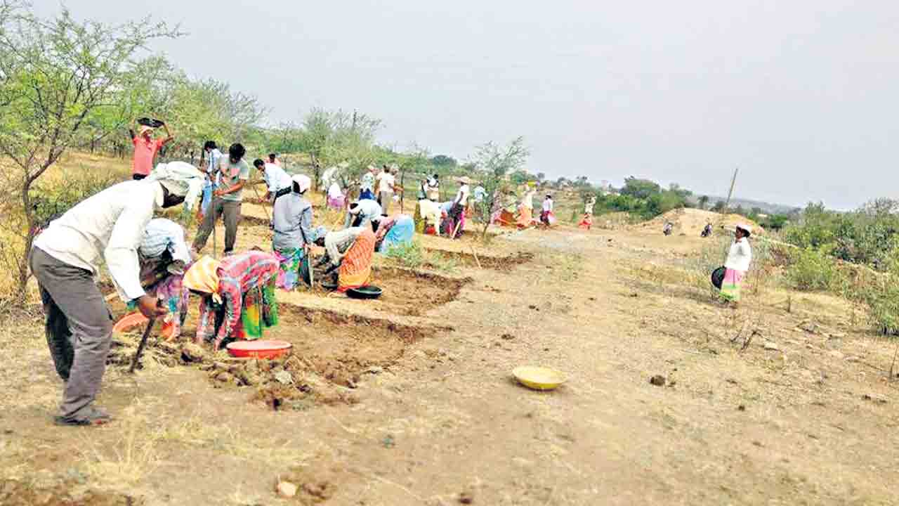 తెలంగాణలో ఉపాధి దేశానికే ఆదర్శం